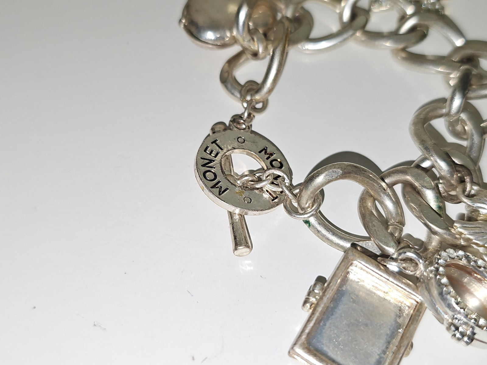 Bracelet large en acier signé Monet, bijou élégant de la marque Monet