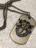 Plaque militaire ancienne “De Oppresso Liber” insigne relief, pendentif vintage