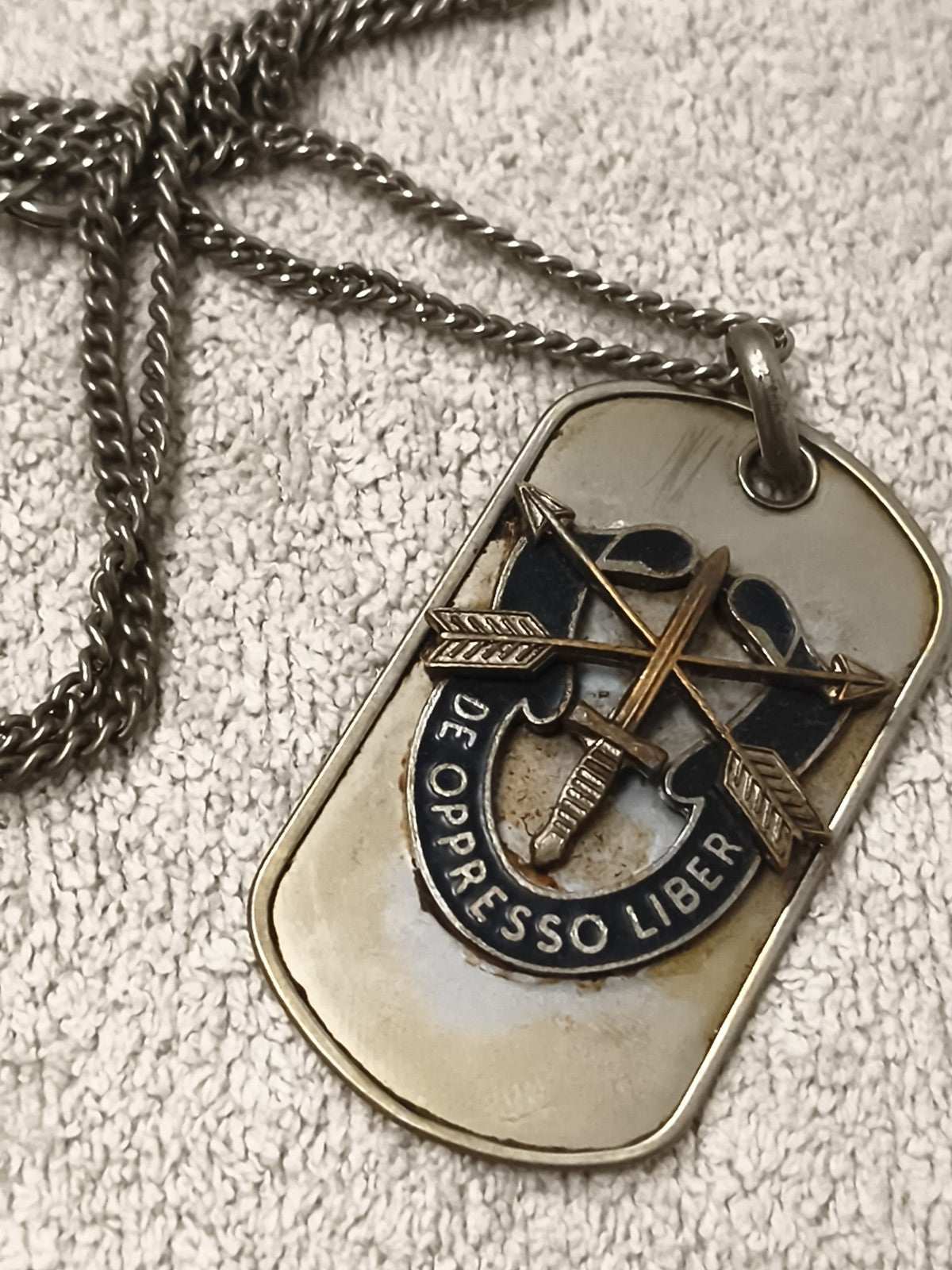 Plaque militaire ancienne “De Oppresso Liber” insigne relief, pendentif vintage