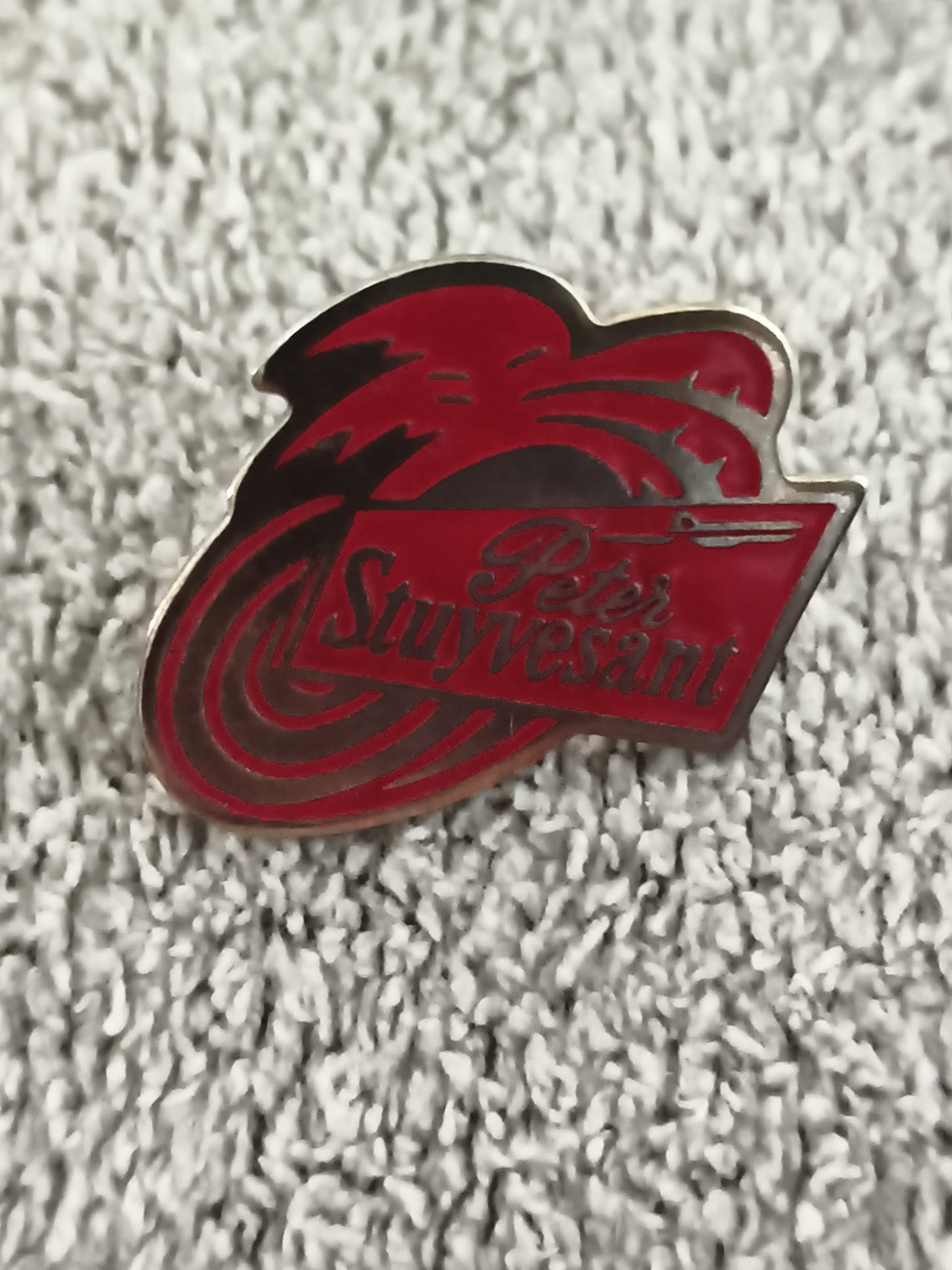 Pin's vintage Peter Stuyvesant rouge logo publicitaire (Ref 4)