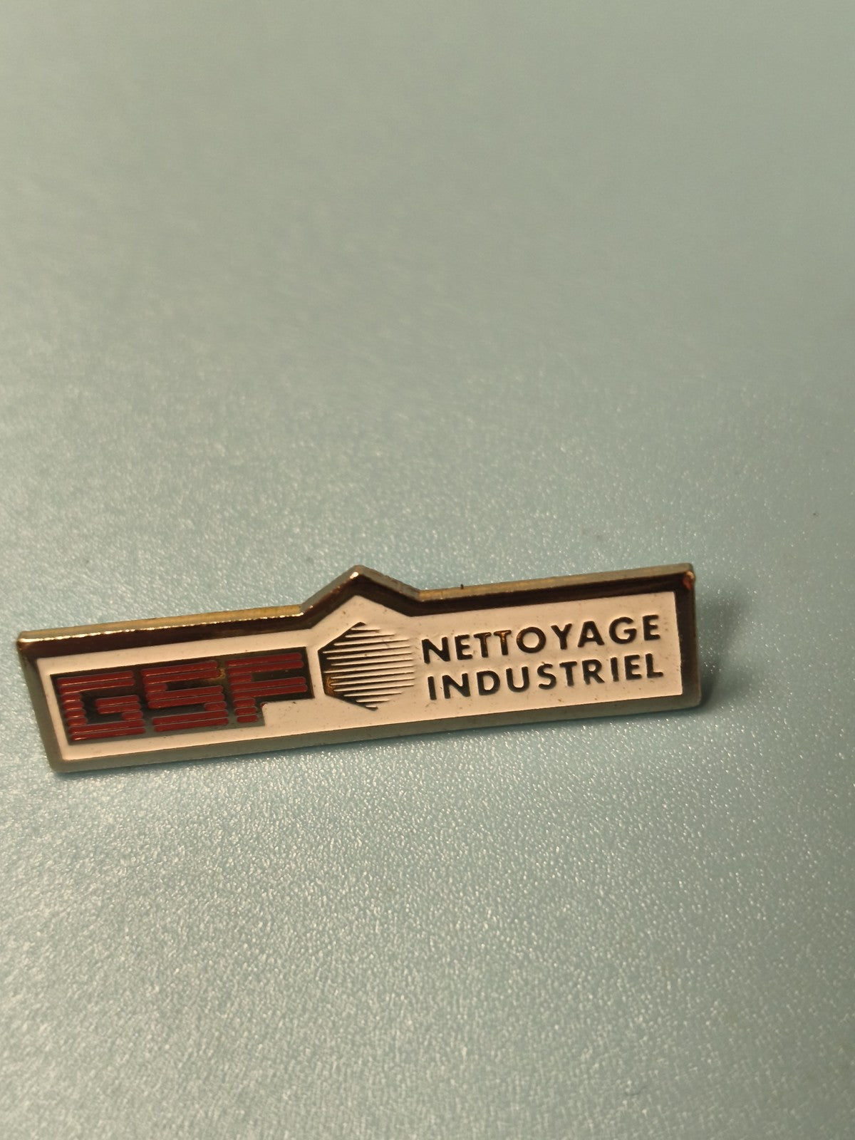 Vintage pin's GSF Nettoyage Industriel ancien logo collection badge métal