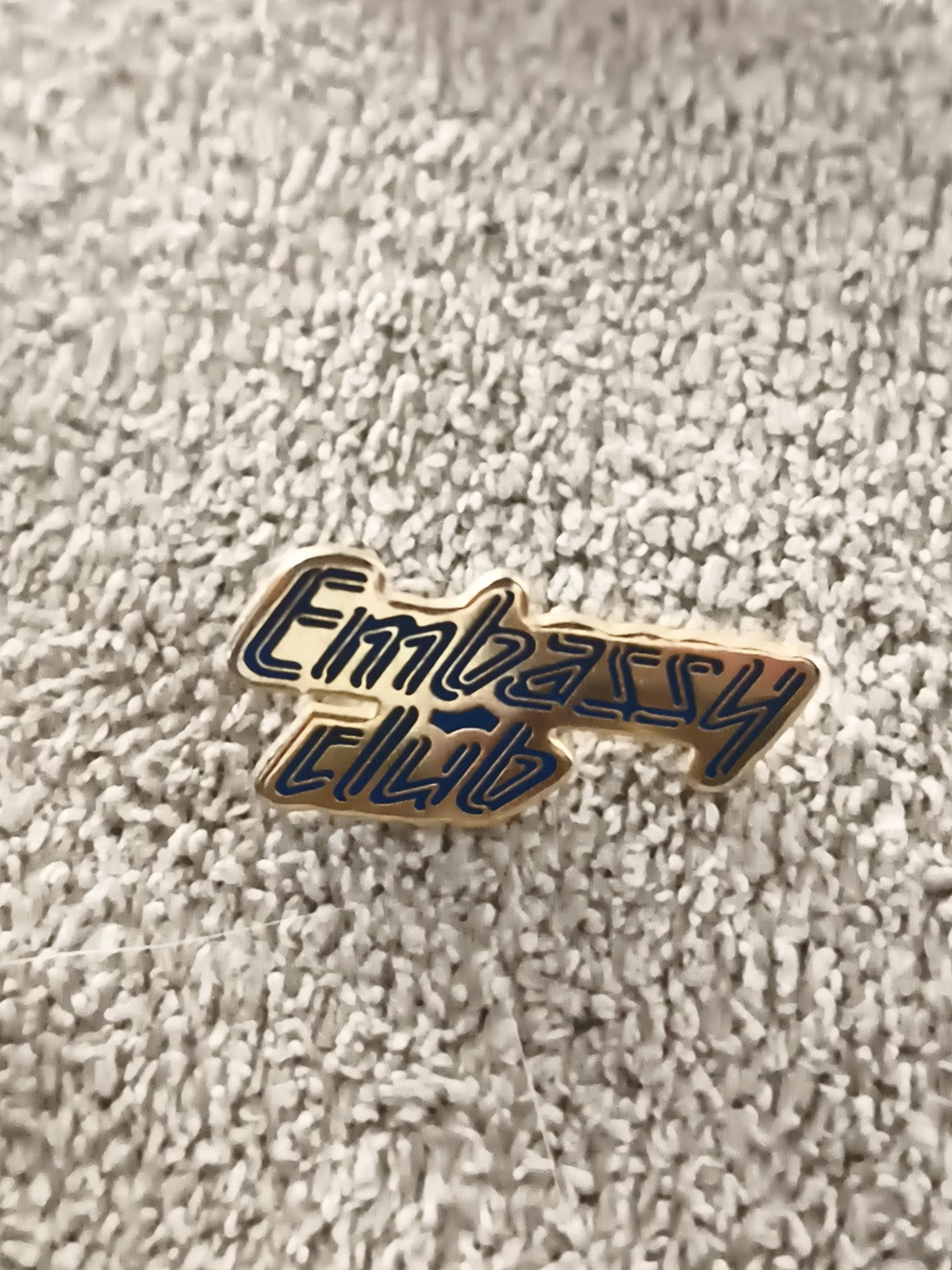 Pin's vintage Embassy Club émaillé bleu doré badge ancien (Ref 6)
