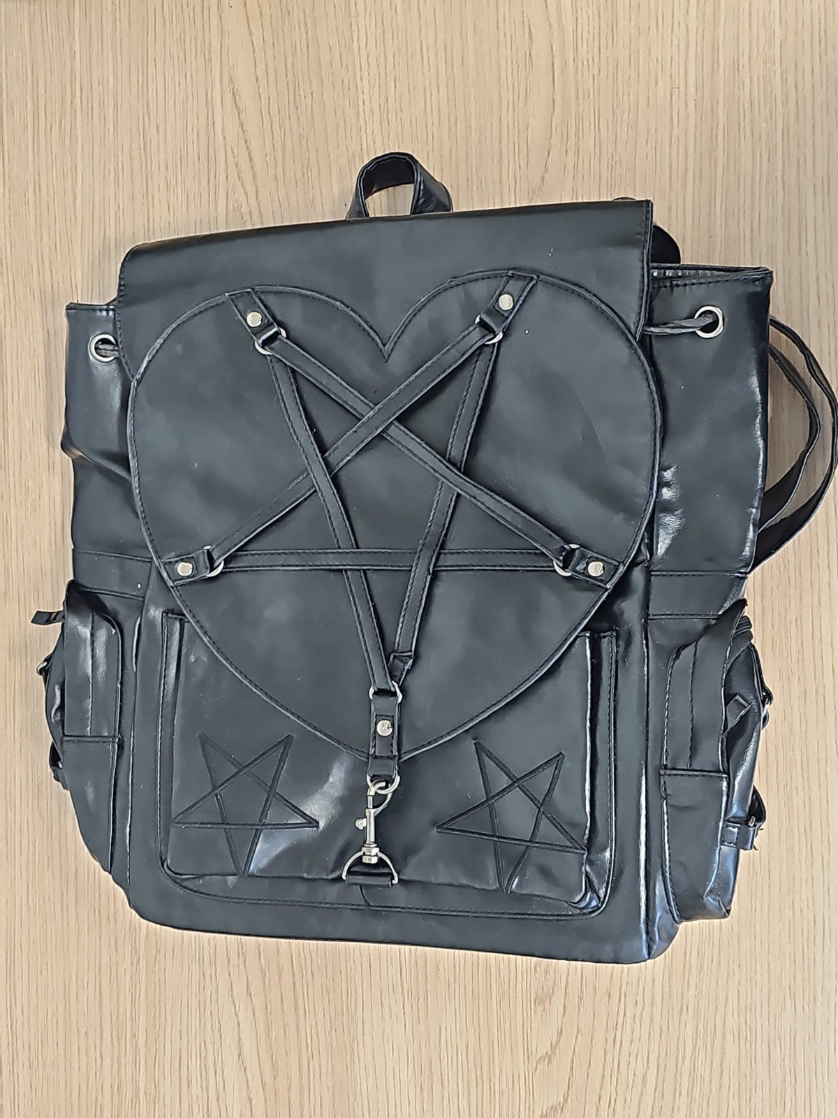 Sac à dos gothique Banned noir pentagramme femme cœur steetwear alternatif