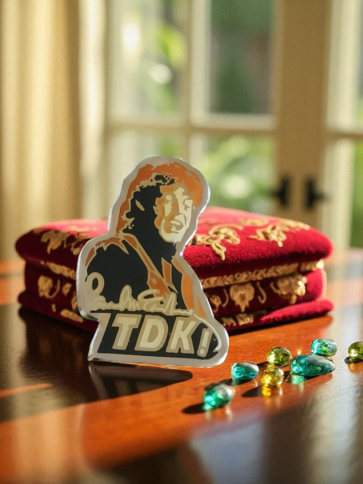Pin's publicitaire vintage TDK édition limitée – illustration pop culture