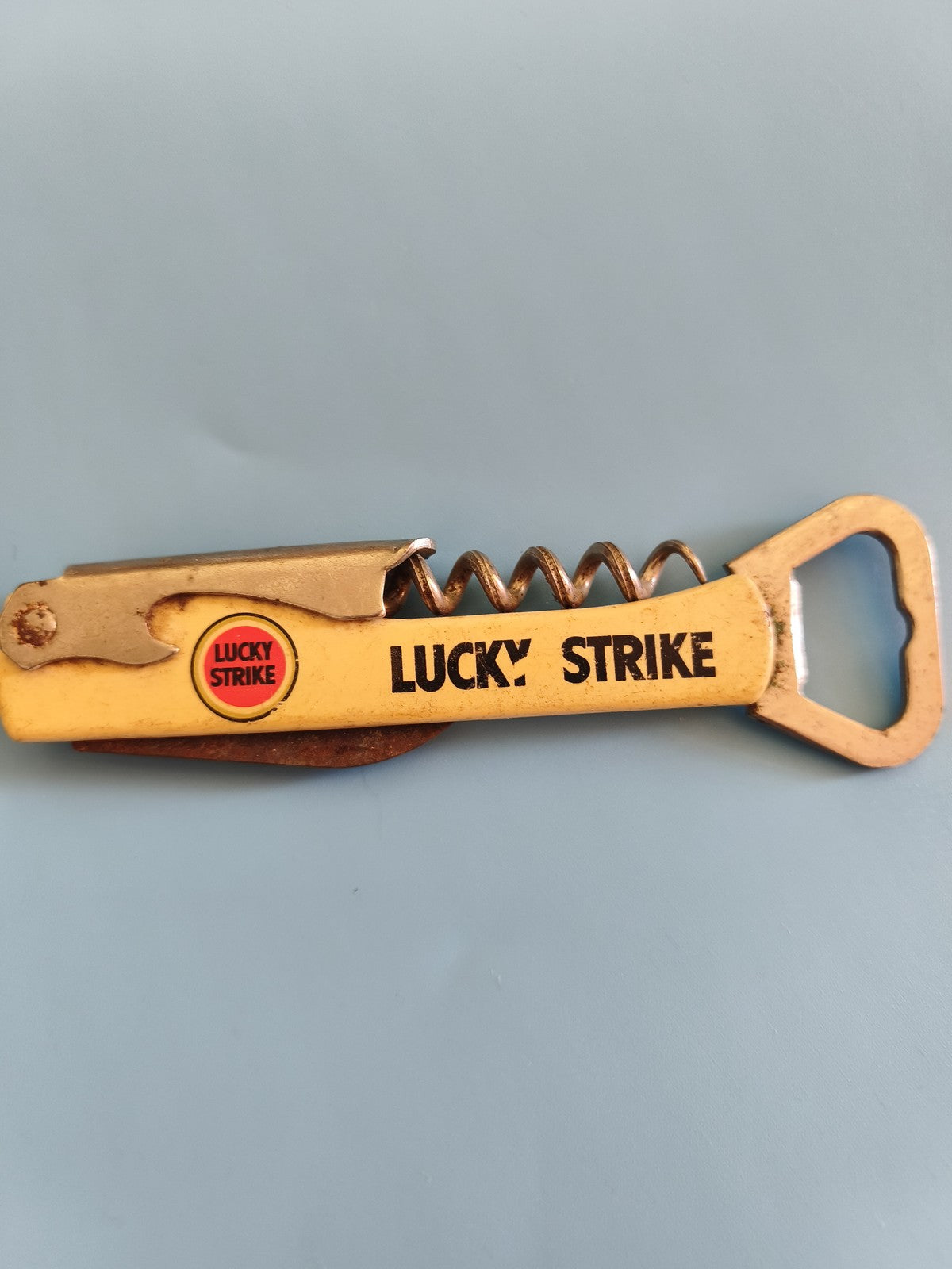 Décapsuleur ancien publicitaire rétro Lucky Strike vintage, collection bar bistr