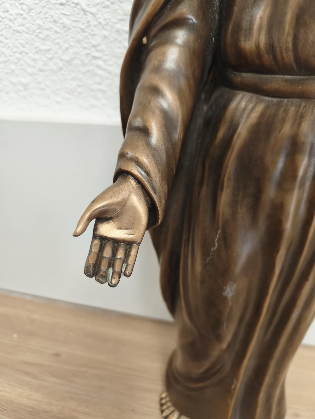 Importante statue du Christ Jésus en bronze creux, patine brune, mains ouvertes
