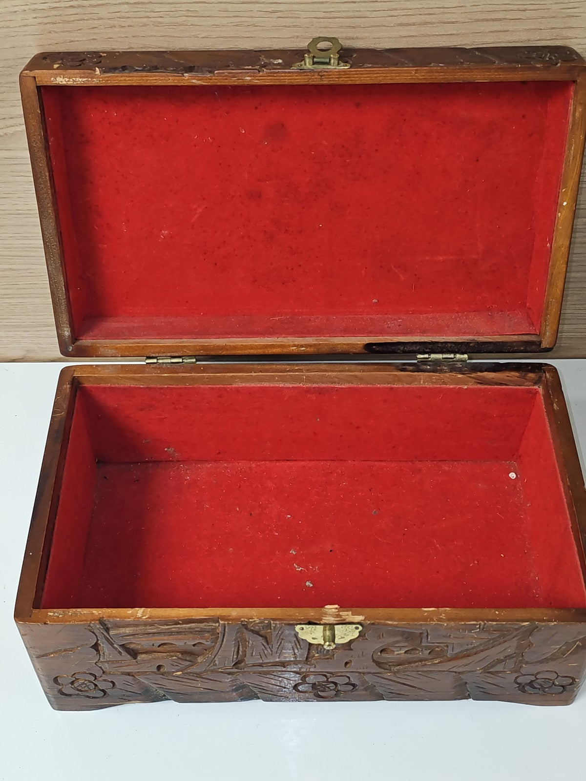 Ancienne boîte en bois sculpté vintage, coffret rétro décoratif collection