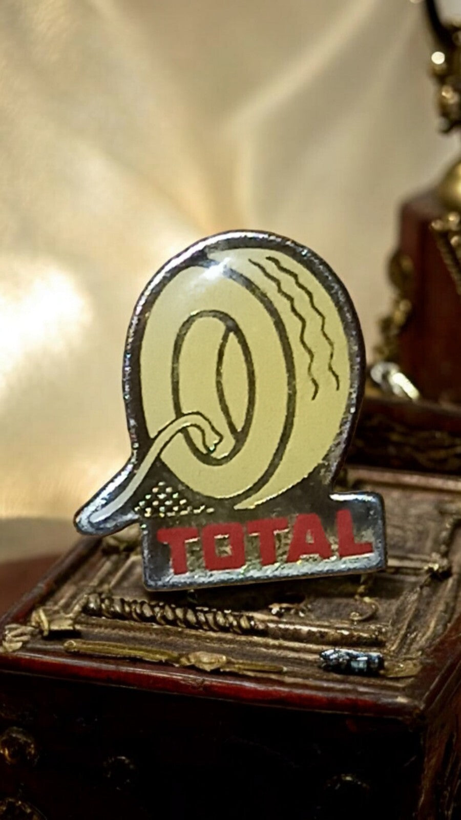 Pin's vintage TOTAL pneu jaune publicitaire auto garage années 80 90