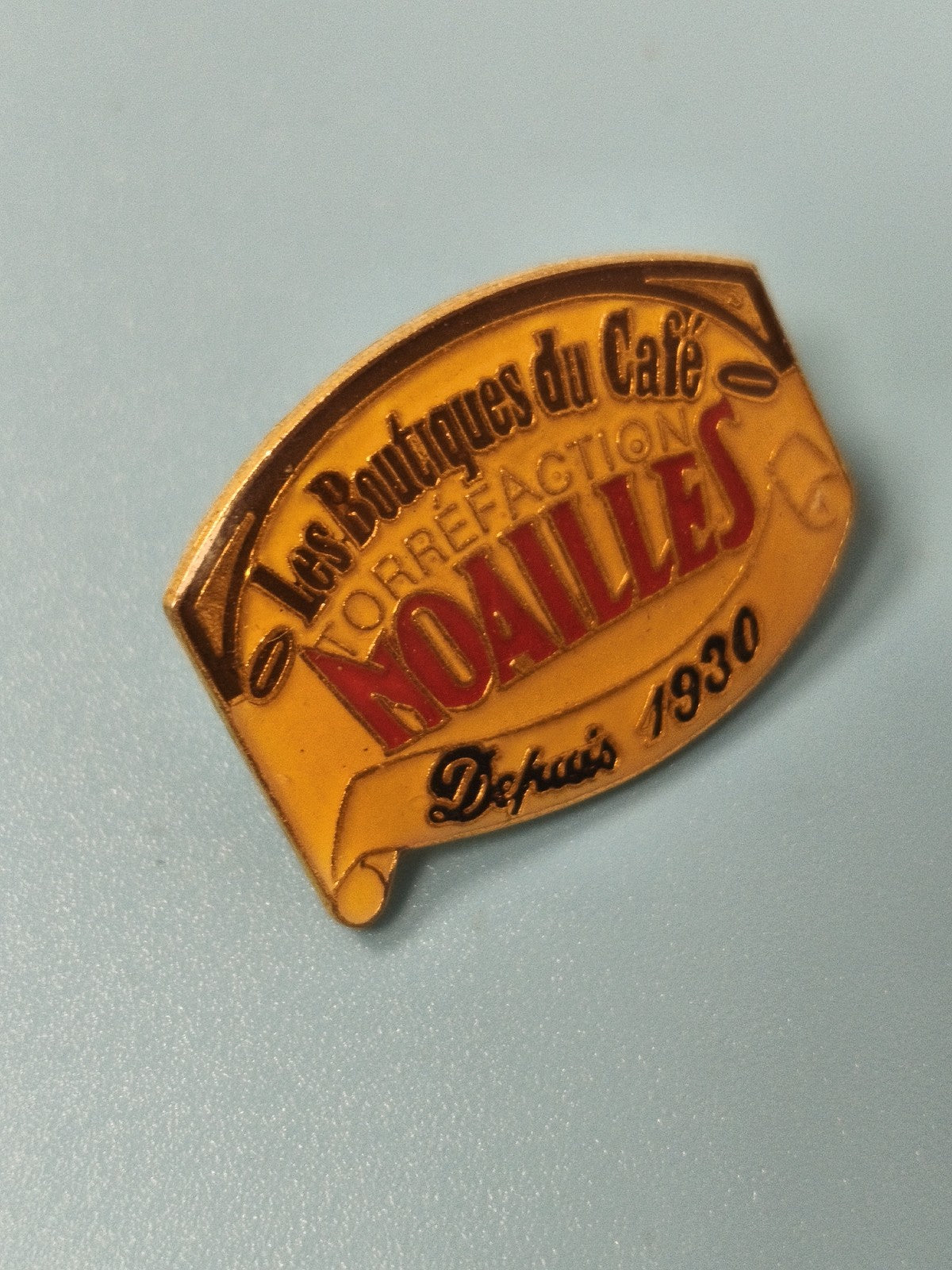 Pin's vintage Noailles café, émaillé jaune rouge, collection publicité ancienne