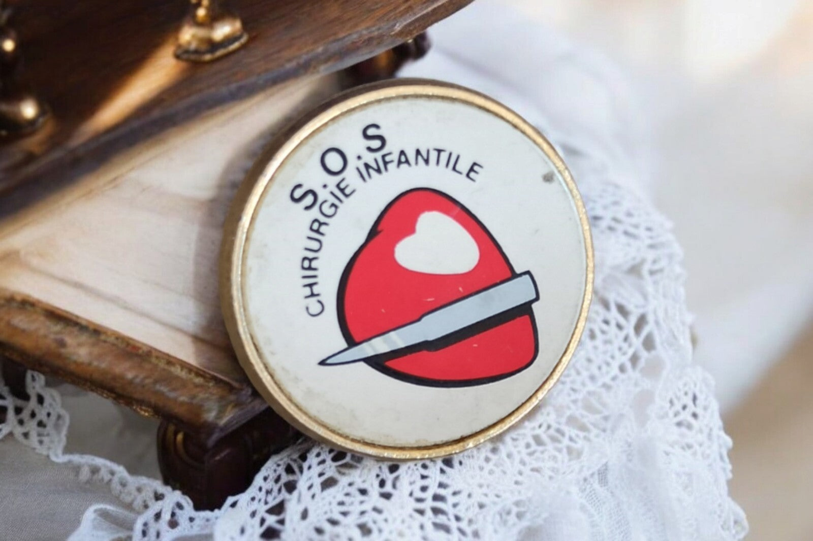 Pin's vintage S.O.S Chirurgie Infantile rond, badge médical ancien