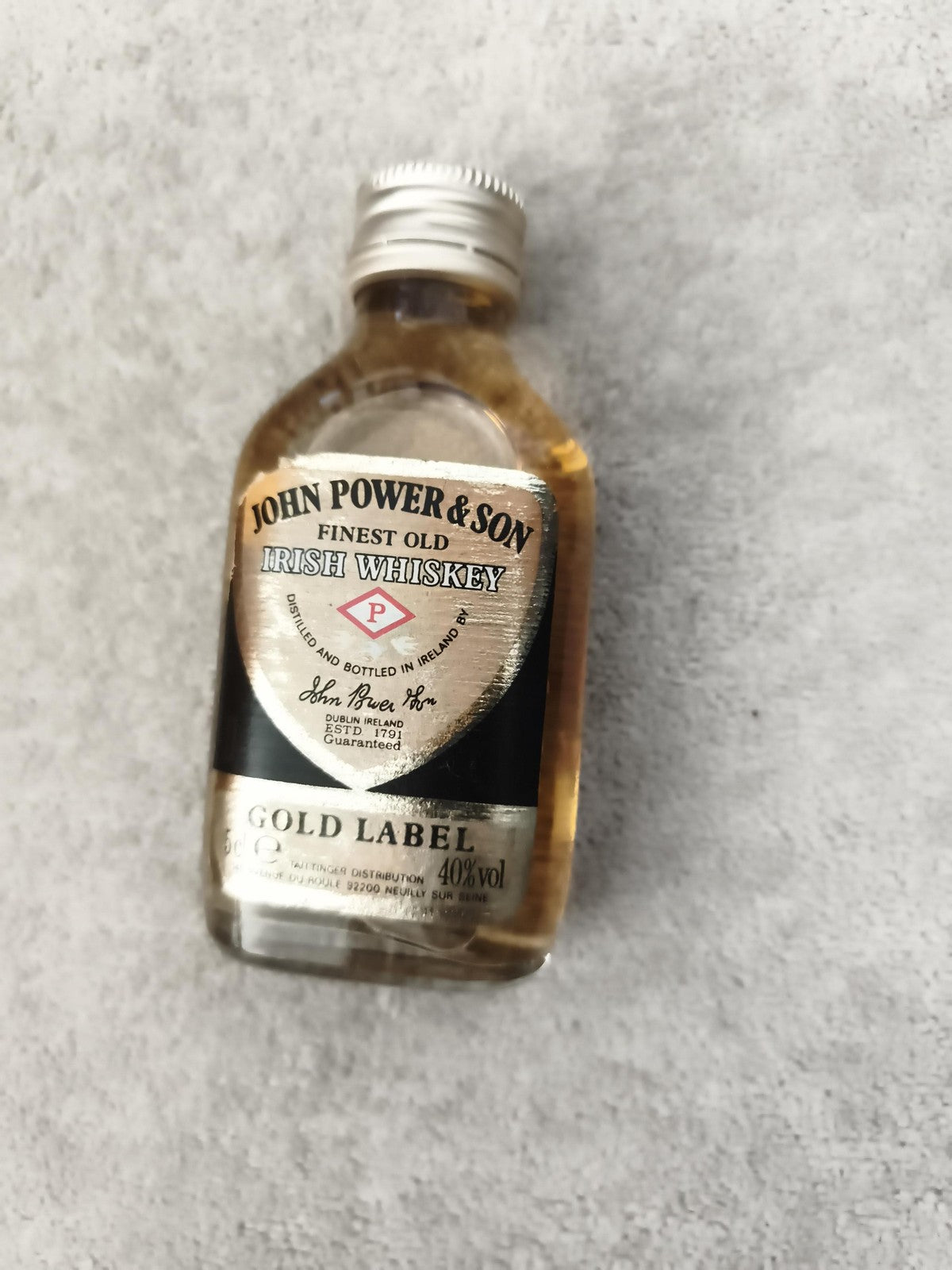 Mini-bouteille John Power & Son Irish Whiskey Gold Label 40% vol partiellement r