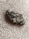 Pendentif ancien pierre naturelle brute, forme feuille, bijou vintage