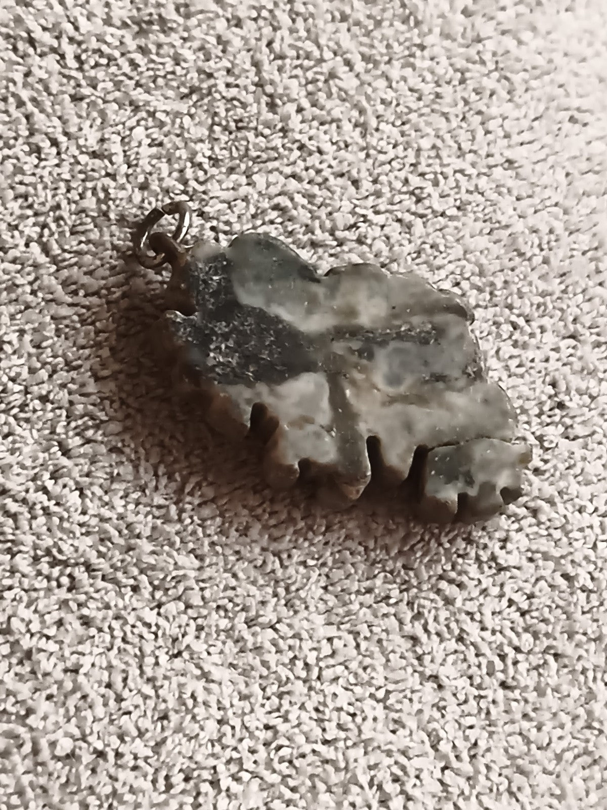 Pendentif ancien pierre naturelle brute, forme feuille, bijou vintage