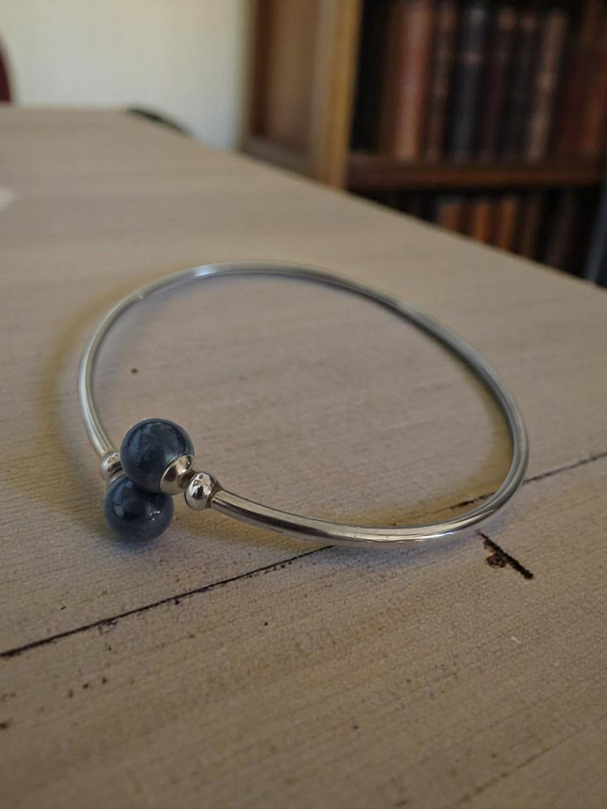 Bracelet jonc vintage métal argenté perles bleues rétro élégant femme