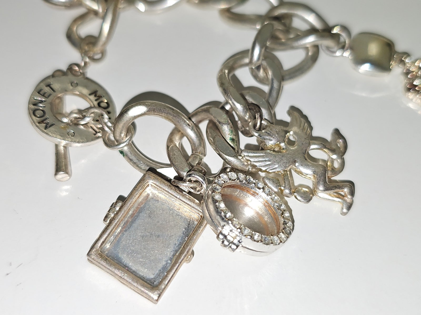 Bracelet large en acier signé Monet, bijou élégant de la marque Monet