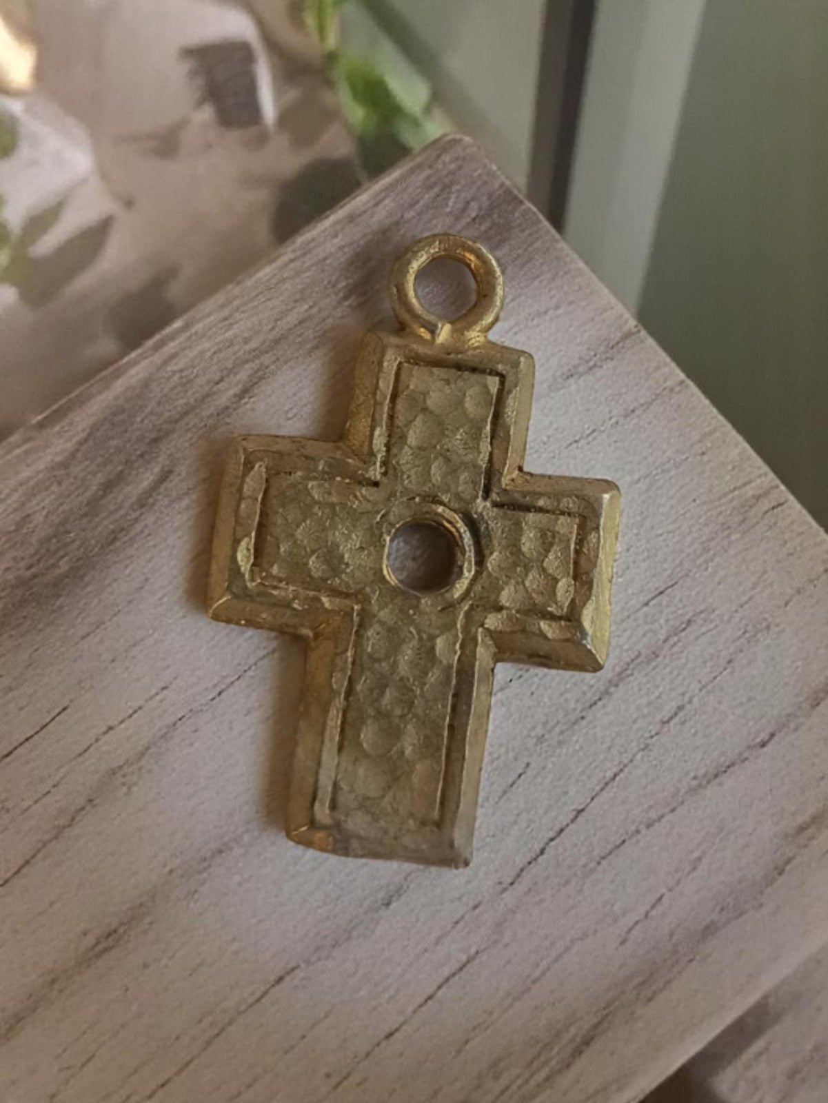 Pendentif croix vintage métal doré martelé années 50, bijou rétro ancien