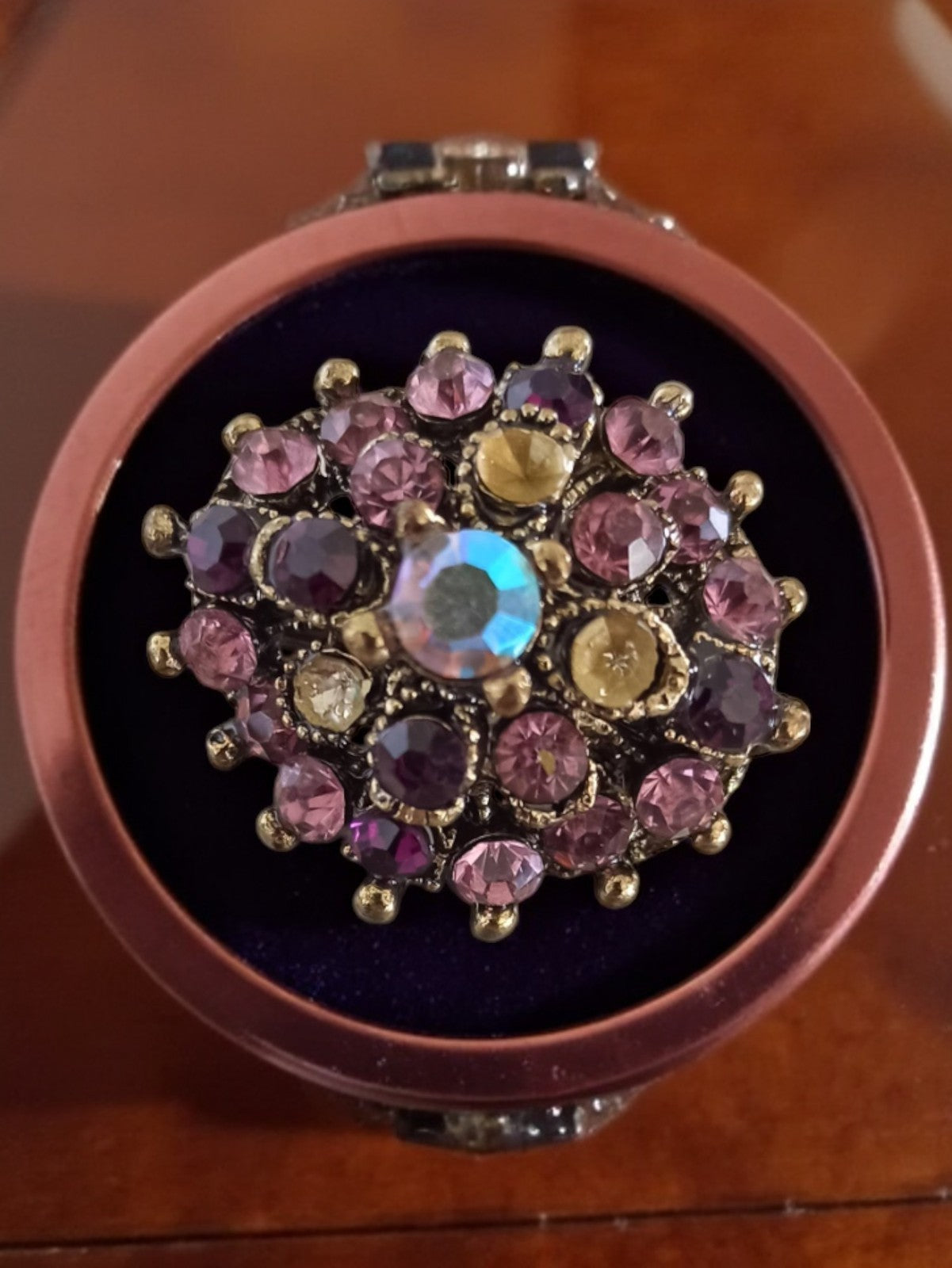 Broche vintage ronde strass violets et dorés, bijou fantaisie rétro
