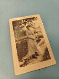 Carte postale ancienne femme élégante robe à carreaux parapluie rétro photo