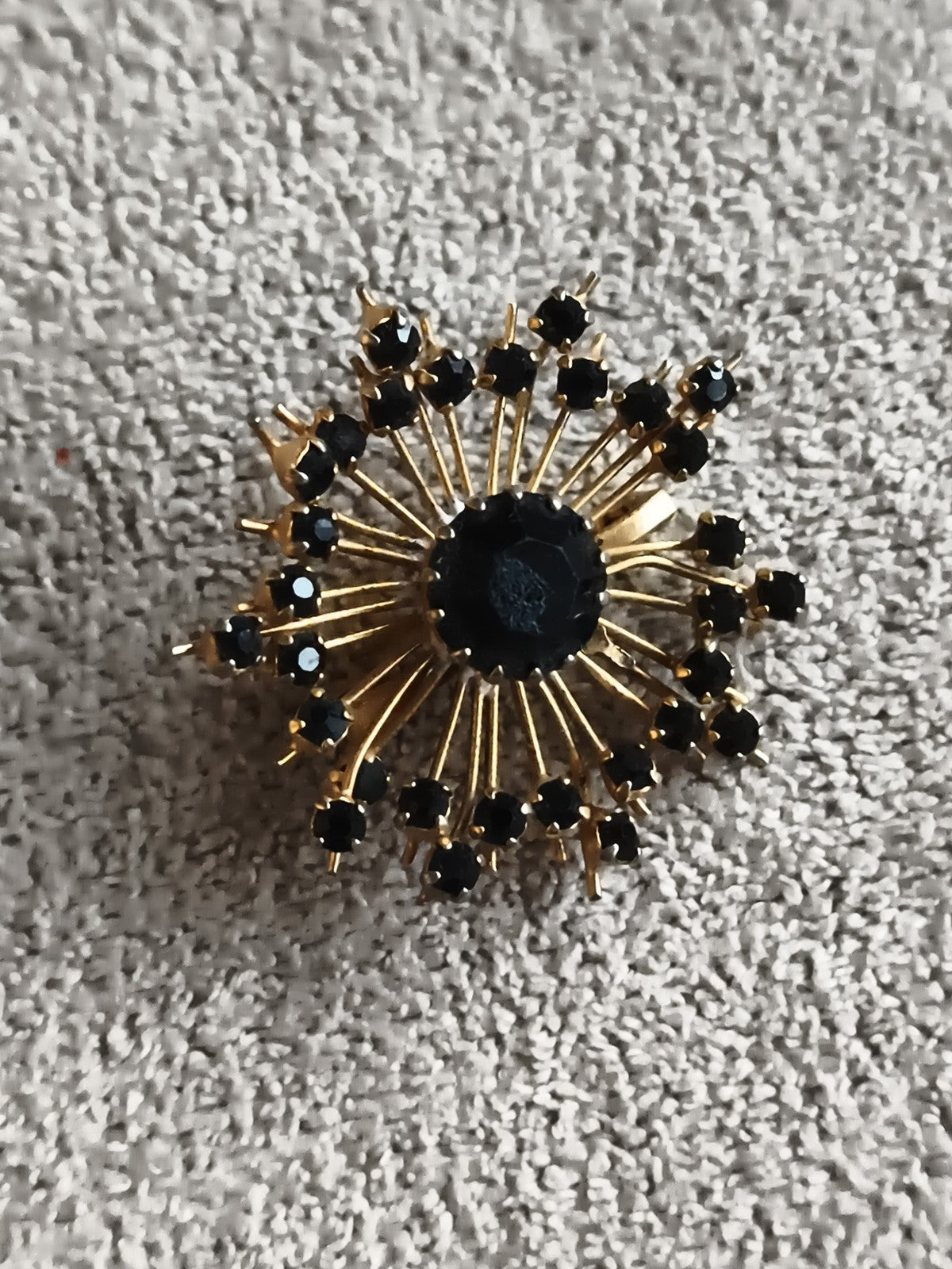Broche ancienne dorée motif étoile, strass noirs vintage rétro