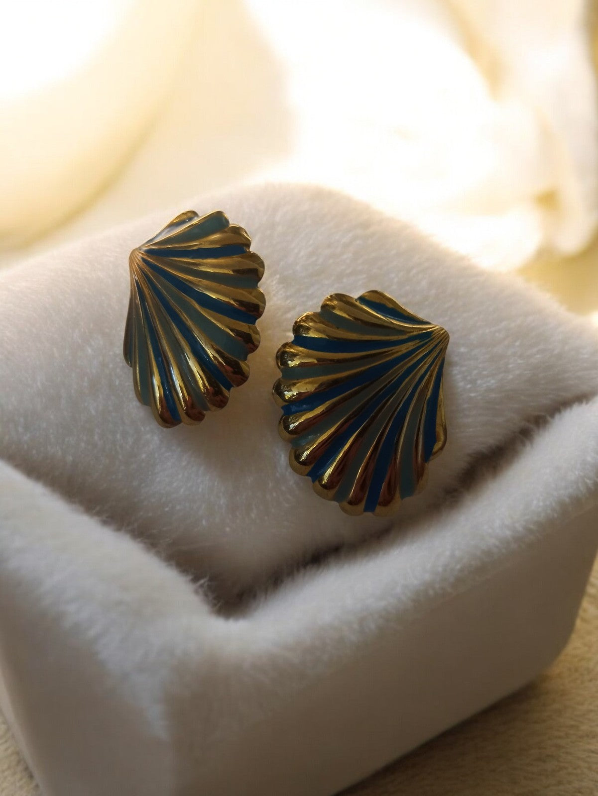 Paire boucles d’oreilles vintage coquillage doré rétro ancien bijou femme