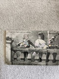 CPA ancienne enfants bouquet fleurs colorisée début XXe carte postale