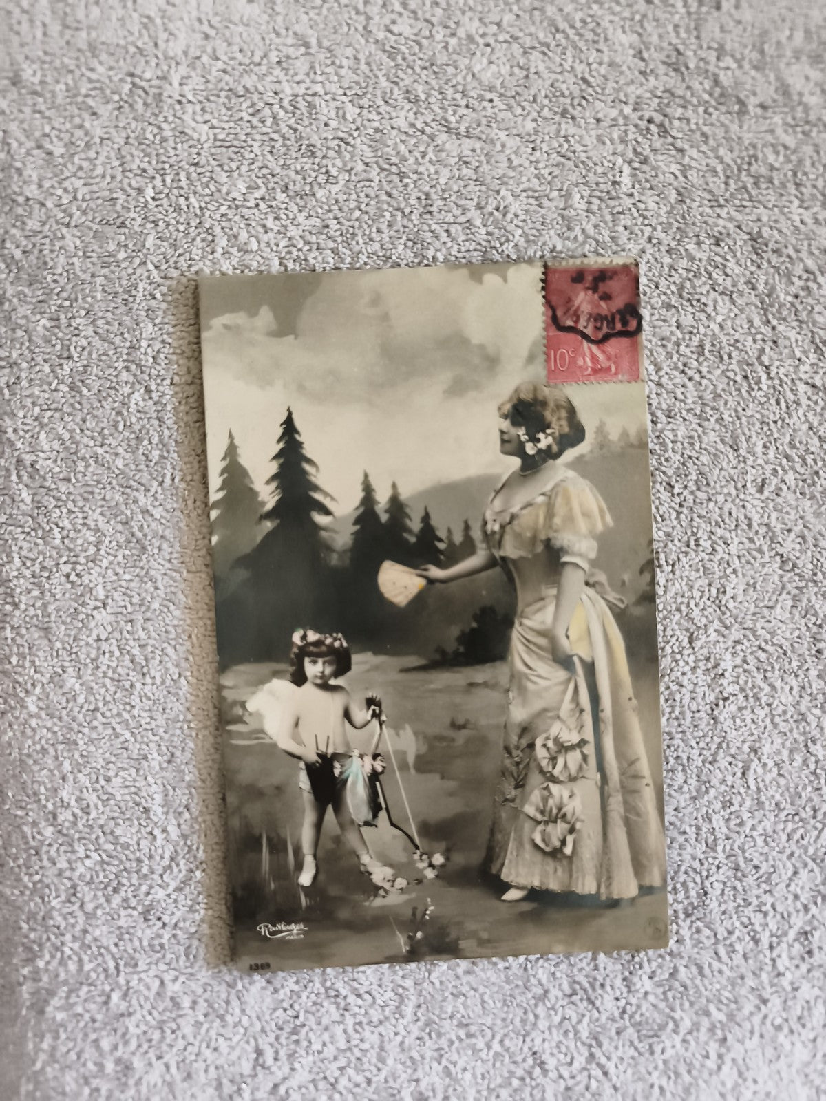 CPA femme enfant costume Belle Époque timbre 10c France photo ancienne