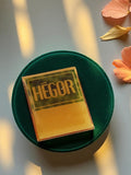 Pin's publicitaire vintage Hégor émail jaune vert rétro santé cheveux