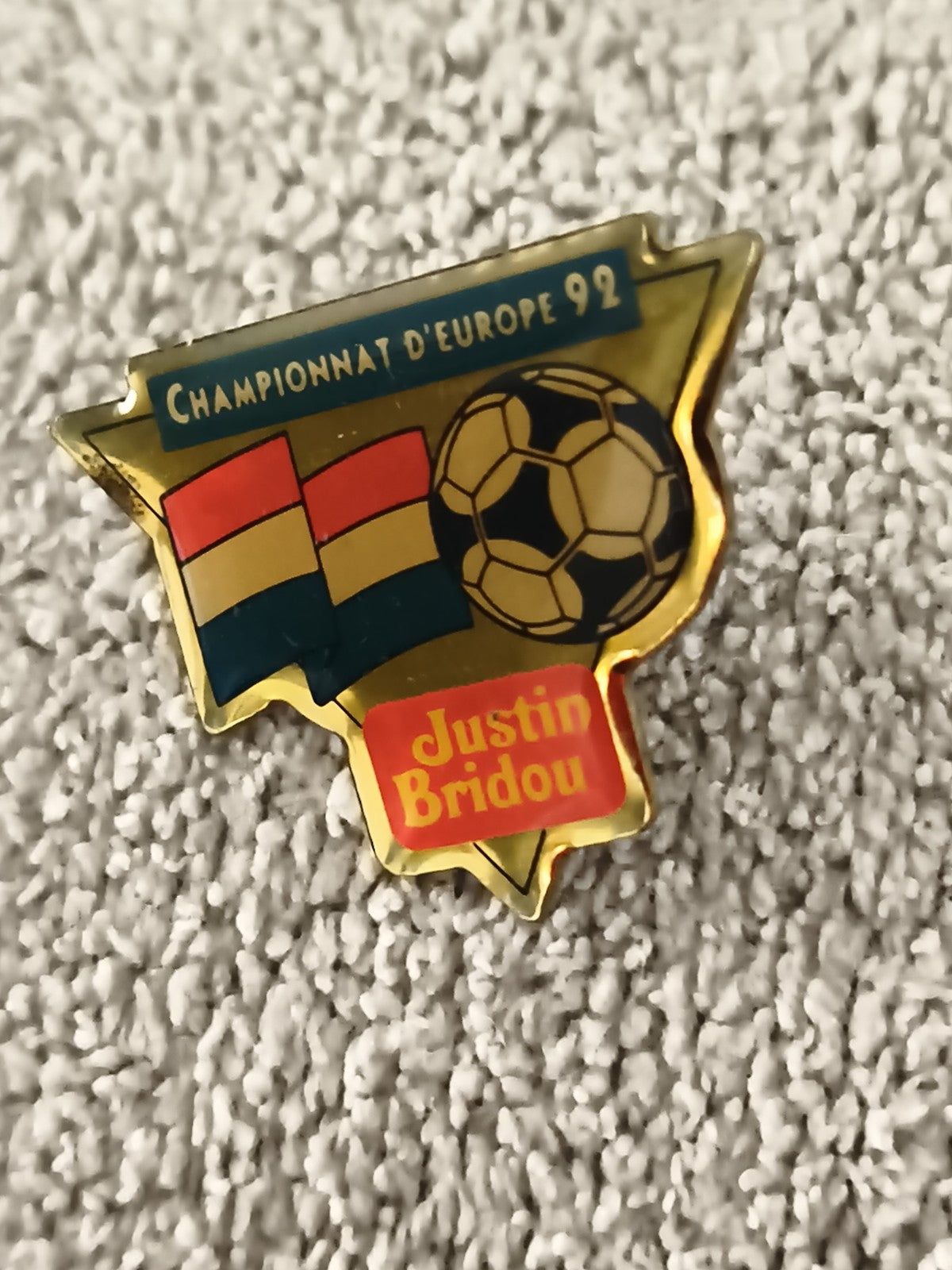 Pin's Championnat d'Europe 92 Justin Bridou football vintage émaillé Euro 1992