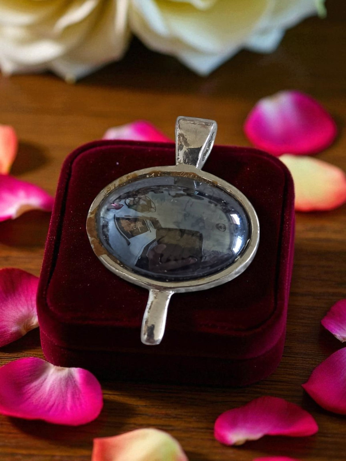 Pendentif vintage pierre naturelle cabochon gris, monture métal argenté rétro