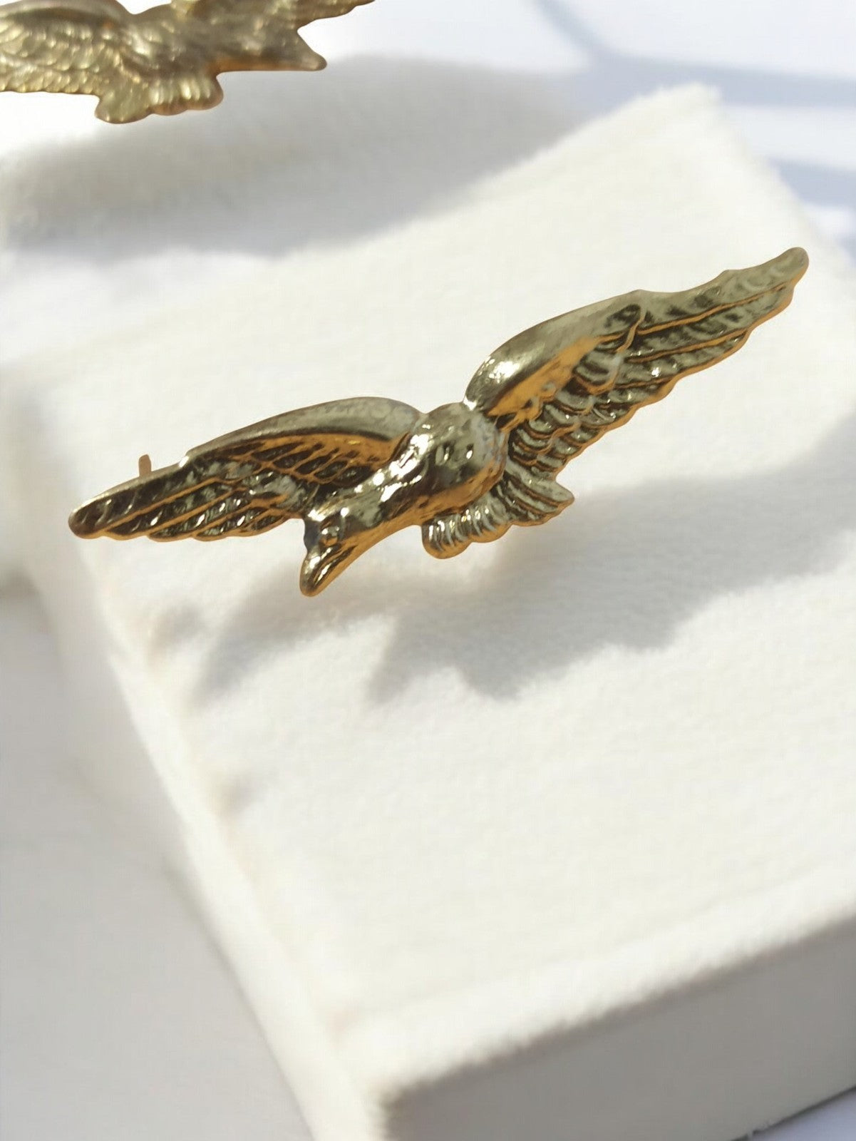 Insigne ancien armée de l’air français, aviation, finition dorée vintage