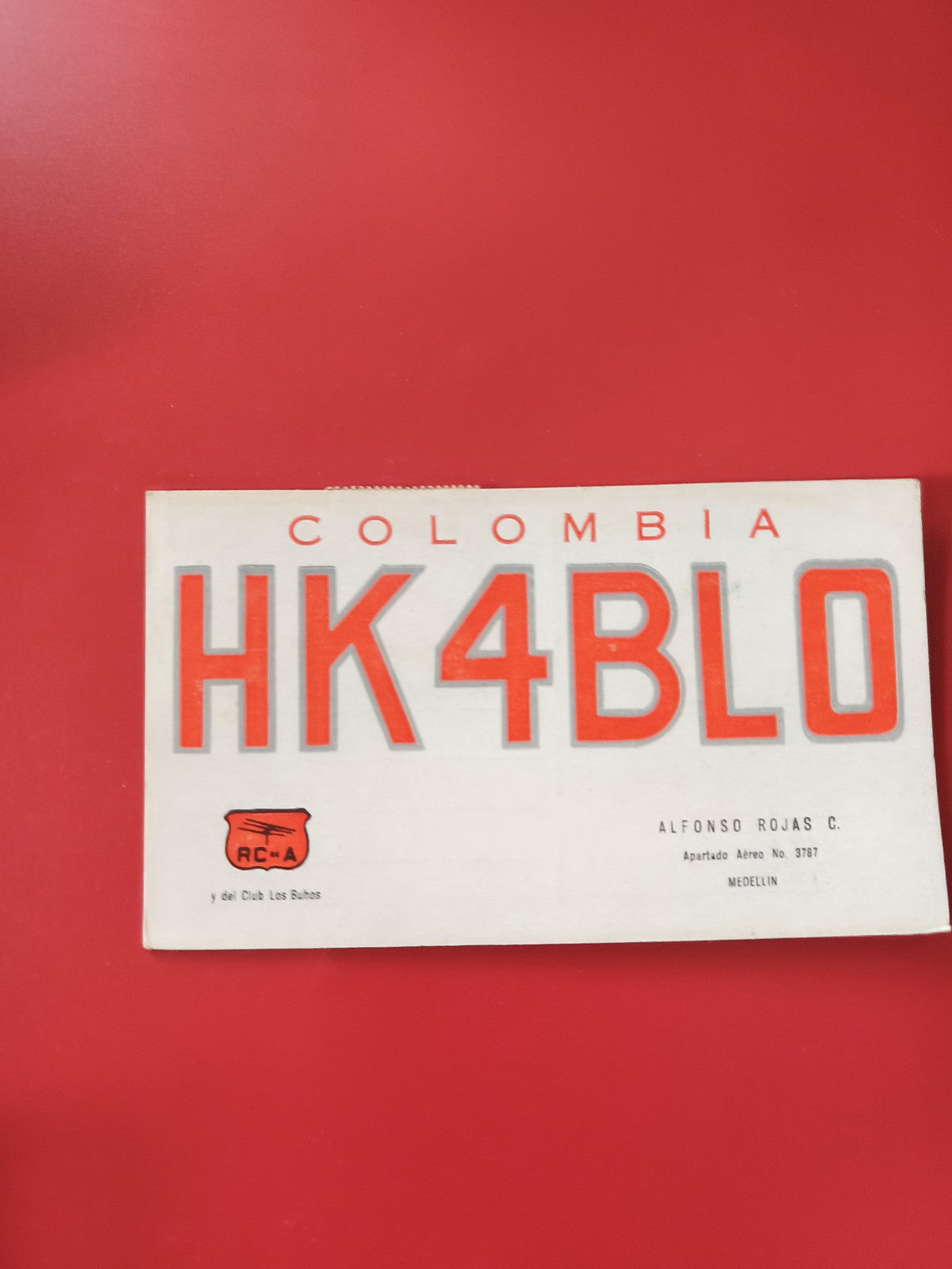 Carte radio HK4BLO Colombie radioamateur, indicatif orange et gris, Medellin