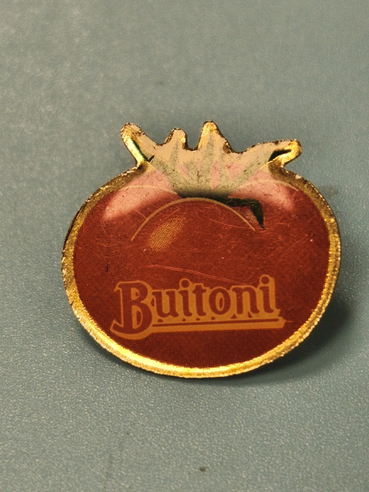 Pin's vintage Buitoni forme tomate, badge publicitaire ancien collection