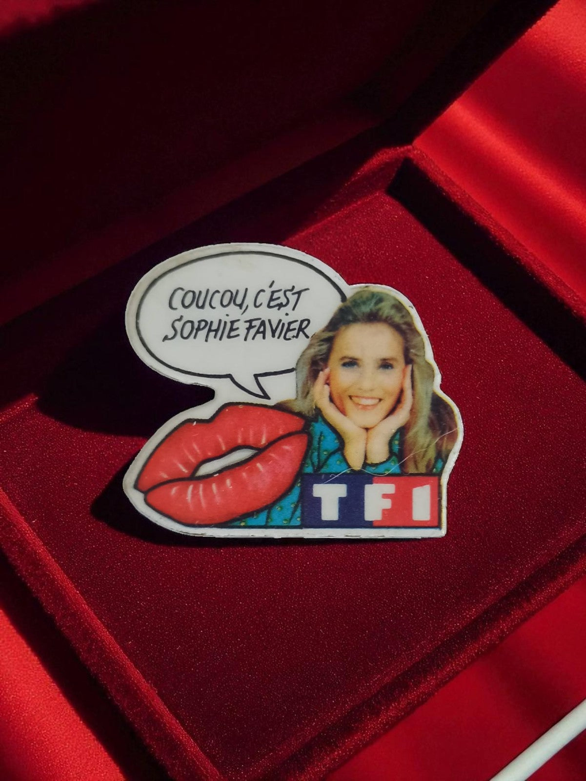 Pin's publicitaire ancien Sophie Favier vintage collection rétro années 90 TV