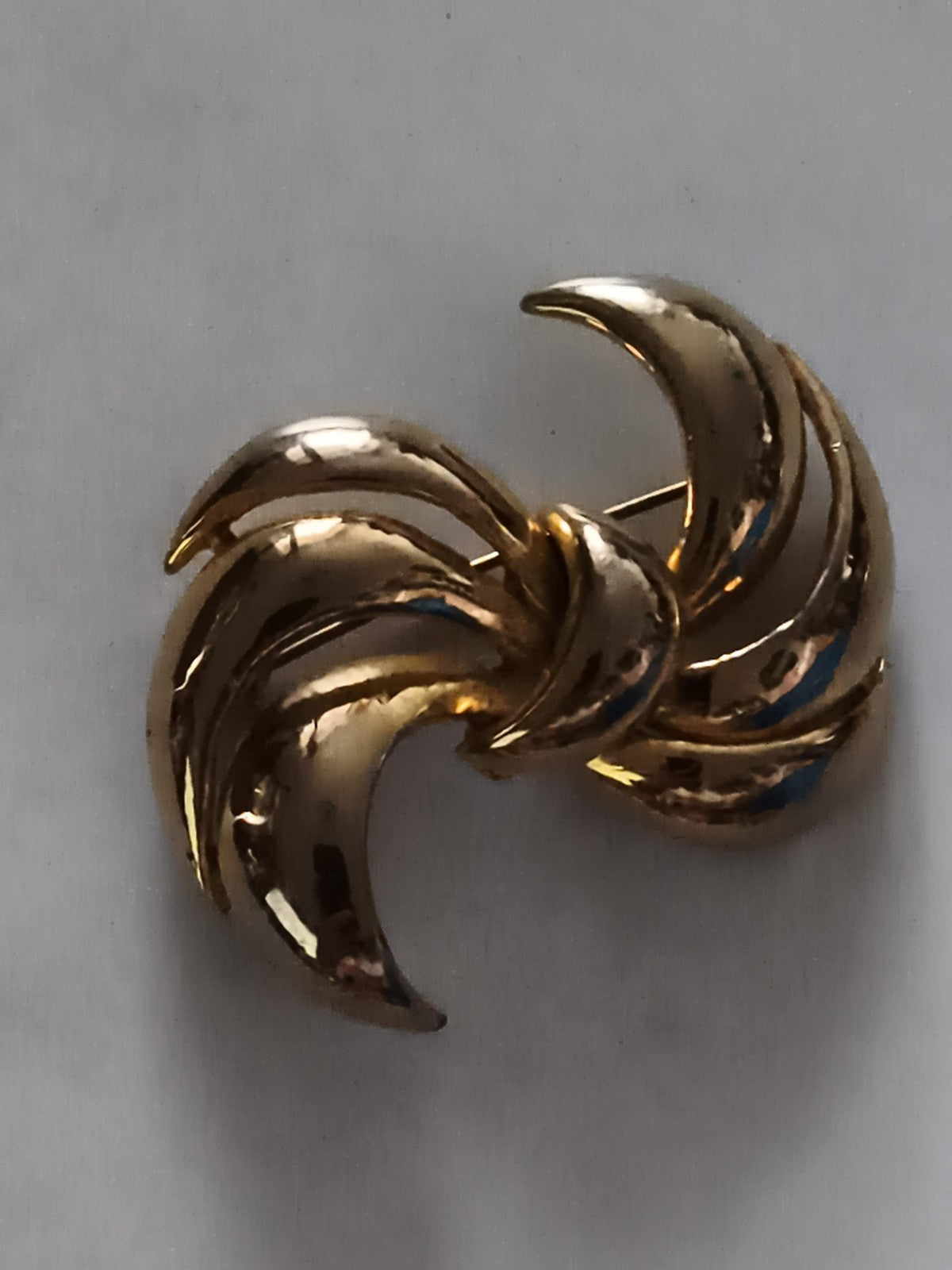 Broche vintage dorée forme spiralée style rétro, bijou ancien épingle