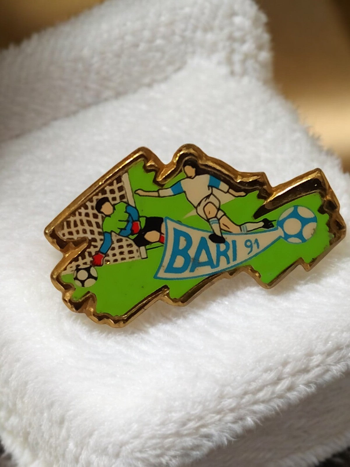 Pin's vintage Bari 91 football OM ancien émaillé doré rare rétro années 90