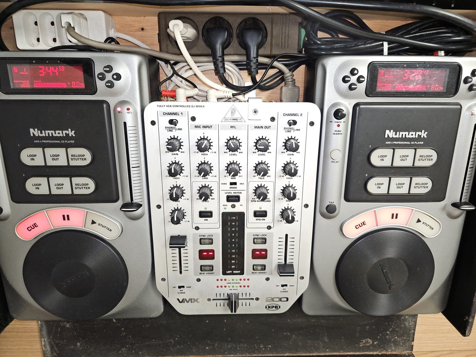 Table de mixage Behringer VMX-200 XPO et Numark DJ Console audio professionnelle