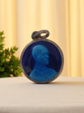Médaille ancienne portrait bleu émail, pendentif vintage rond religieux