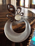 Boucle d’oreille vintage années 70 translucide, design unique rétro élégant