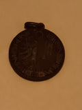 Médaille ronde ancienne, motif soleil et tour, aspect métallique foncé