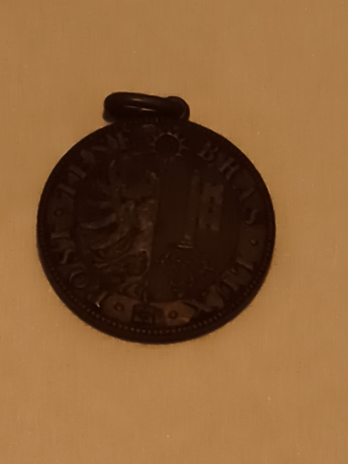 Médaille ronde ancienne, motif soleil et tour, aspect métallique foncé