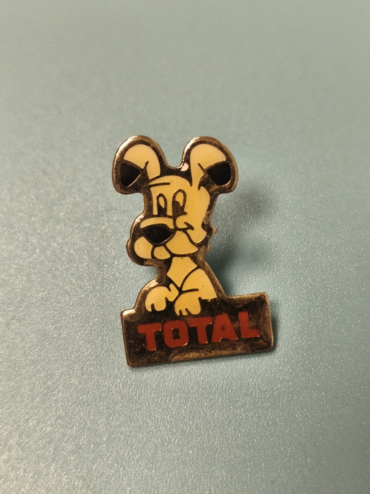 Vintage pin's chien mascotte Total ancien, collection publicitaire (Ref 14)