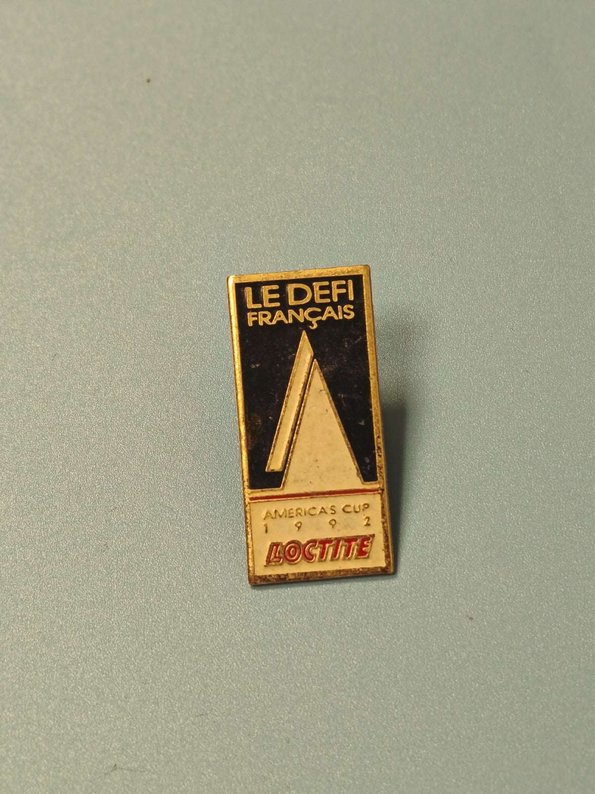Pin's vintage Loctite Le Défi Français America?s Cup 1992 rectangulaire collecti