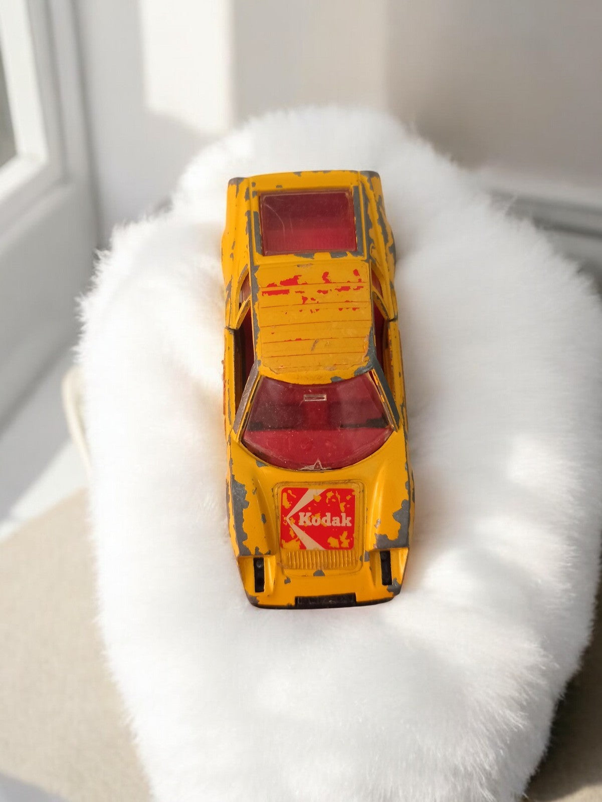 Voiture miniature vintage Kodak jaune, modèle rétro ancien, objet de collection