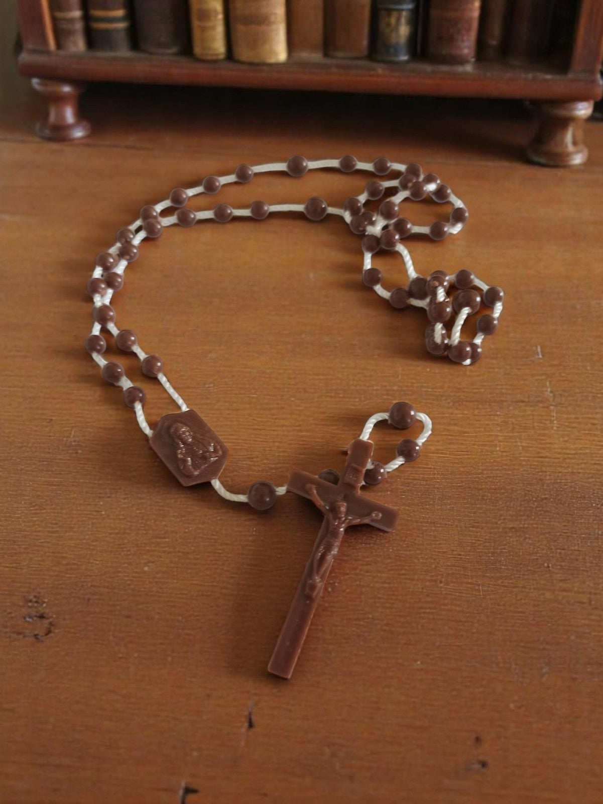 Chapelet catholique vintage marron fantaisie croix plastique religieux rétro