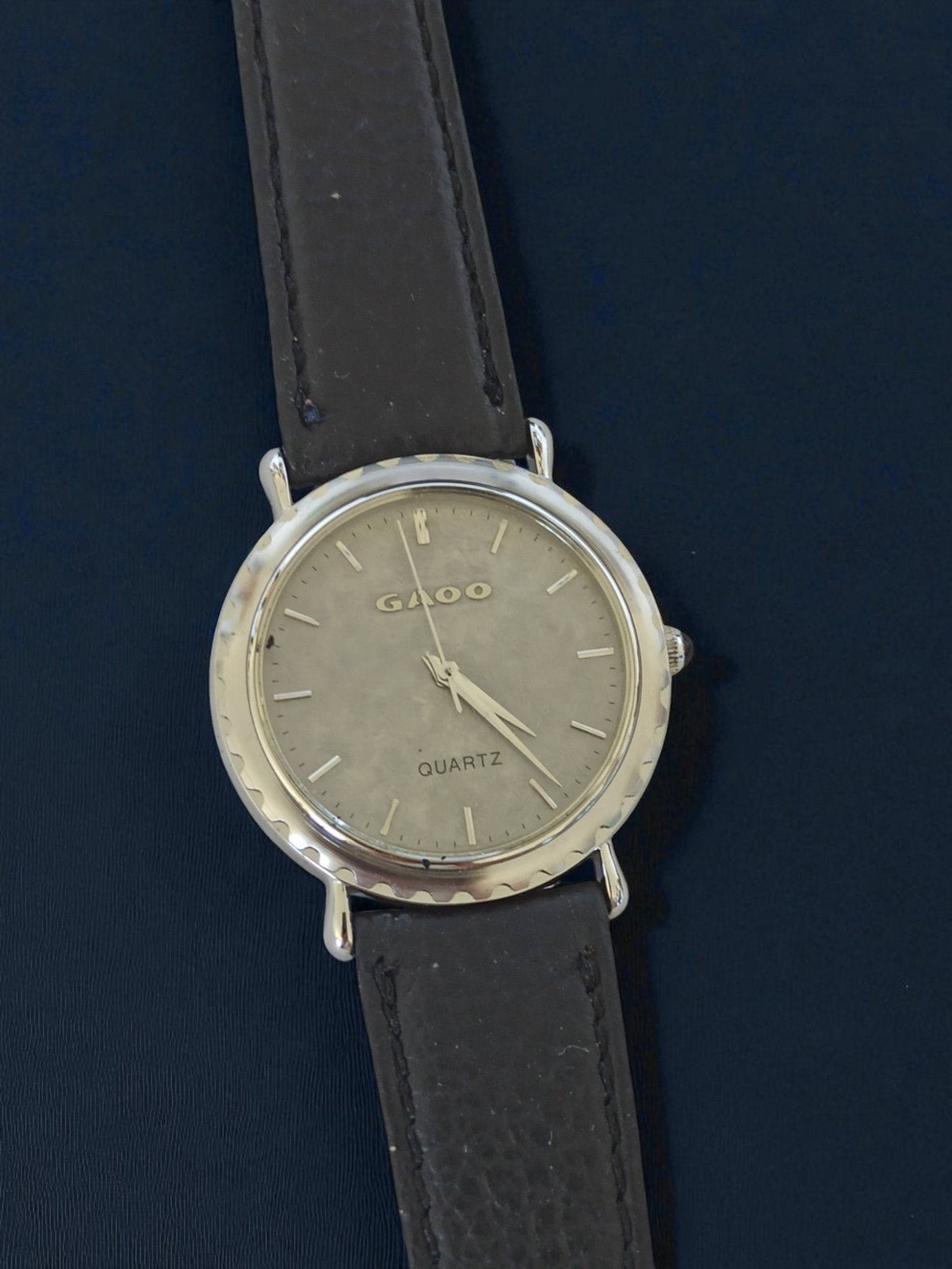 Montre homme GAOO vintage quartz, cadran gris, bracelet noir ancien modèle