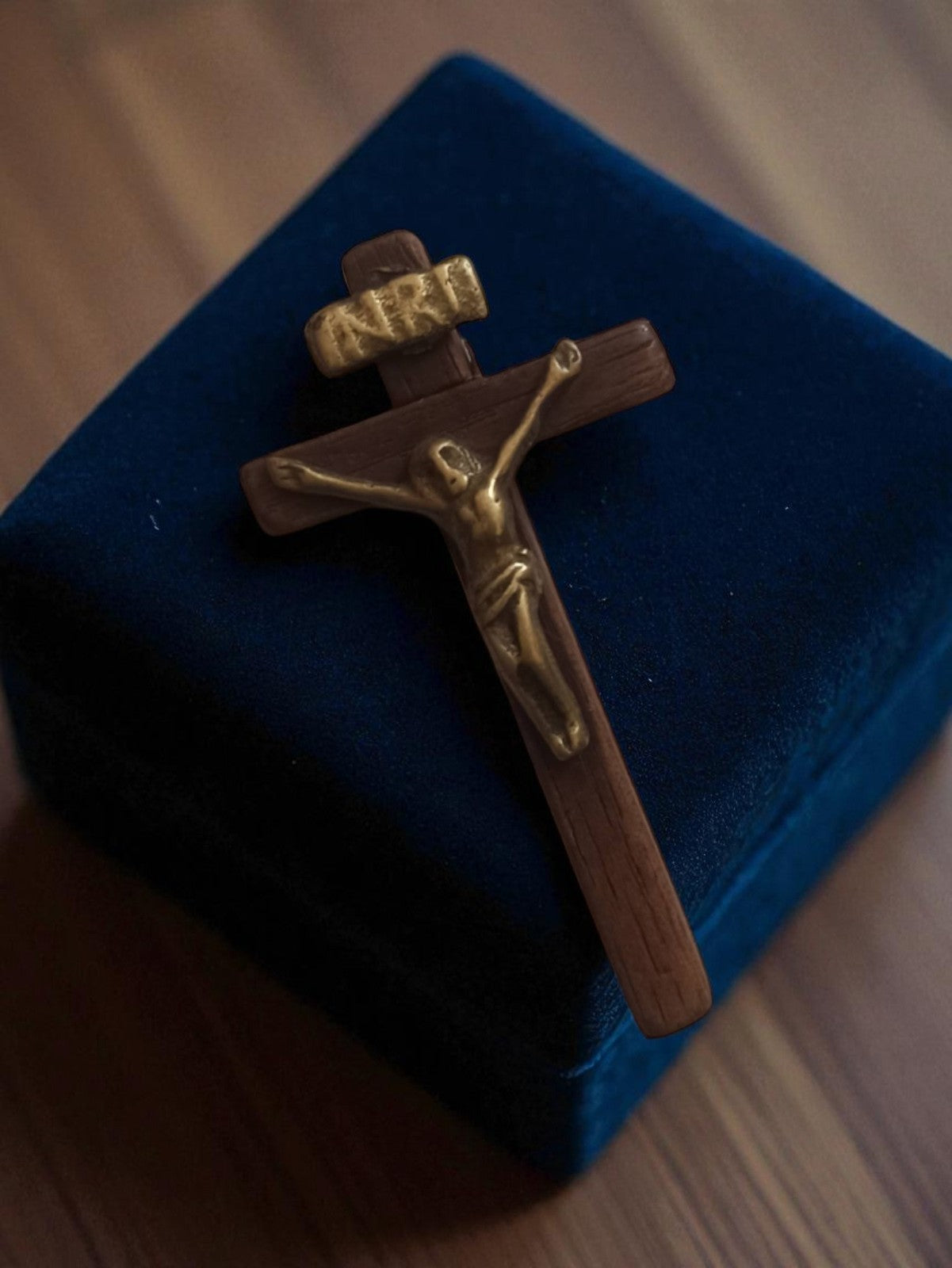 Crucifix catholique vintage bois et finition dorée, objet religieux rétro
