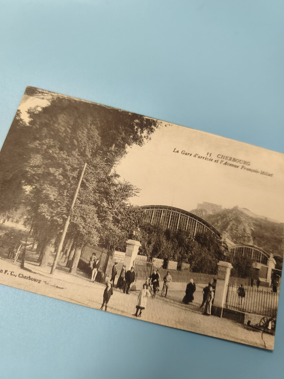 Ancienne carte postale animée Cherbourg gare arrivée, noir et blanc, collection