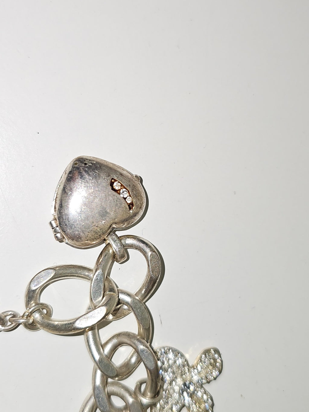 Bracelet large en acier signé Monet, bijou élégant de la marque Monet