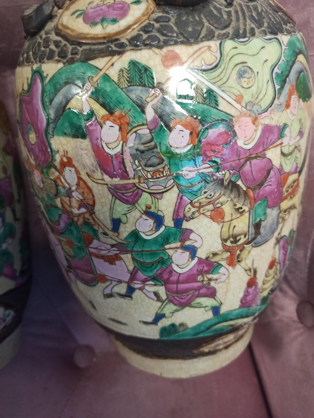 Paire de vases chinois anciens, émaux polychromes, dragons en relief, vintage
