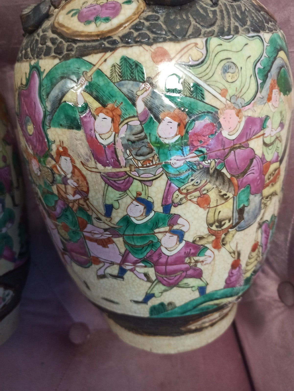 Paire de vases chinois anciens, émaux polychromes, dragons en relief, vintage
